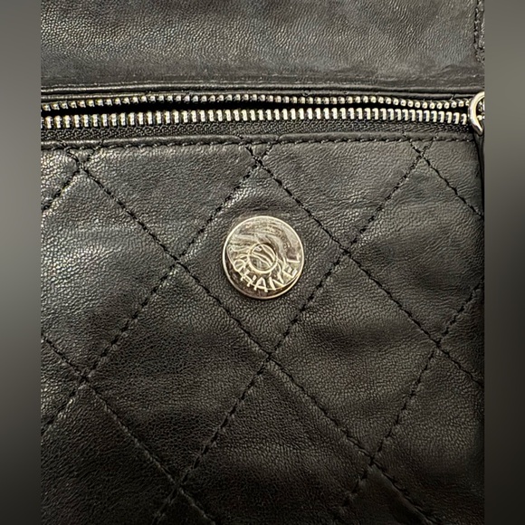 Chanel Hamptons Foldover Clutch Black Quilted Leather Handbag - Picture 11 of 16